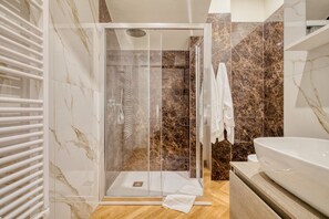 Douche, bidet, serviettes fournies