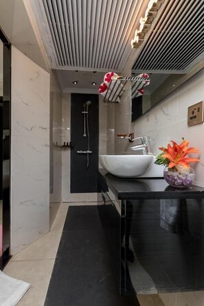 Apartment, 2 Bedrooms | Bathroom - Red Mango Hotel and Apartments (Sekondi-Takoradi)