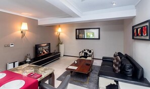 Departamento, balcón, vista al jardín | Área de sala de estar