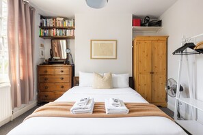 1 bedroom, iron/ironing board, WiFi, bed sheets - Lovely 1BR Flat in Hoxton w/Balcony (Greater London)