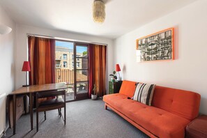 Books - Lovely 1BR Flat in Hoxton w/Balcony (Greater London)