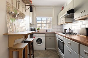 Fridge, oven, stovetop, coffee/tea maker - Lovely 1BR Flat in Hoxton w/Balcony (Greater London)