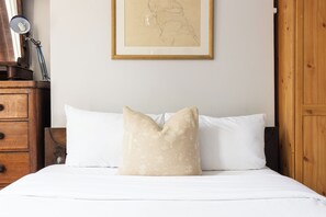 1 bedroom, iron/ironing board, WiFi, bed sheets - Lovely 1BR Flat in Hoxton w/Balcony (Greater London)