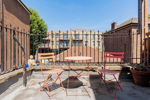 Outdoor dining - Lovely 1BR Flat in Hoxton w/Balcony (Greater London)