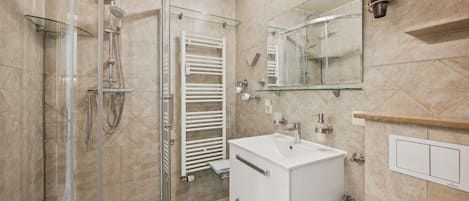 Sèche-cheveux, serviettes fournies, savon, papier toilette