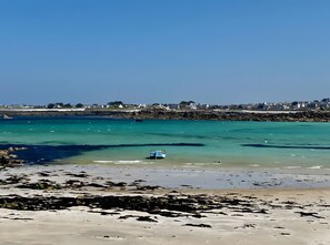 Beach - L'Atelier - Loft-Style Studio in Porspoder, 100 m from the Beach, Bedroom & Spacious Living Area (Porspoder)