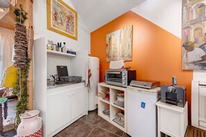 Interior - L'Atelier - Loft-Style Studio in Porspoder, 100 m from the Beach, Bedroom & Spacious Living Area (Porspoder)