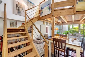 Interior - L'Atelier - Loft-Style Studio in Porspoder, 100 m from the Beach, Bedroom & Spacious Living Area (Porspoder)