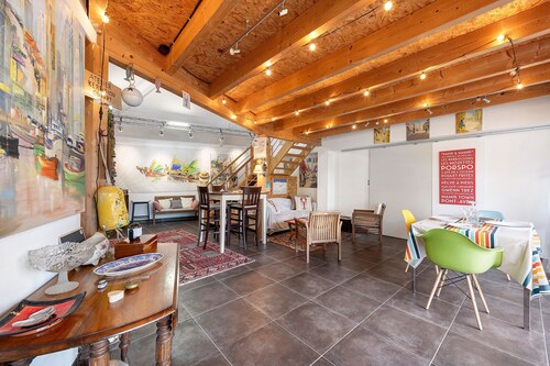 L'Atelier - Loft-Style Studio in Porspoder, 100 m from the Beach, Bedroom & Spacious Living Area