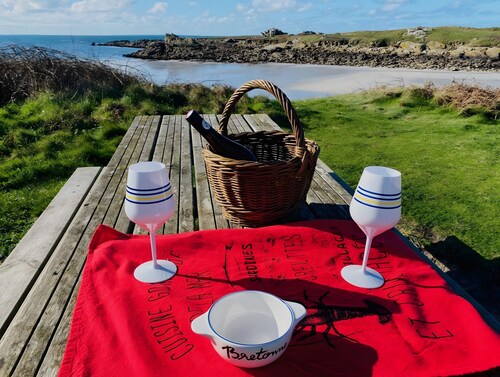 L'Atelier - Loft-Style Studio in Porspoder, 100 m from the Beach, Bedroom & Spacious Living Area