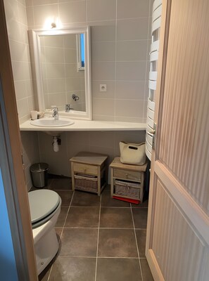 Bathroom - L'Atelier - Loft-Style Studio in Porspoder, 100 m from the Beach, Bedroom & Spacious Living Area (Porspoder)