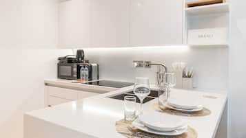 Estúdio exclusivo, para não fumantes, vista para o mar | Cozinha privada | Geladeira grande, micro-ondas, fogão, cooktop