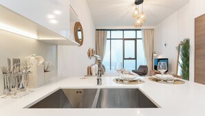 Una cocina moderna con una isla grande, electrodomésticos de acero inoxidable y un comedor con vistas.