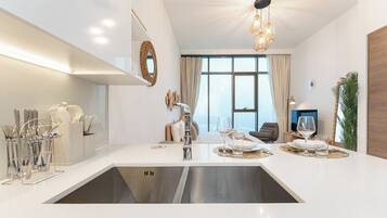 Estúdio exclusivo, para não fumantes, vista para o mar | Cozinha privada | Geladeira grande, micro-ondas, fogão, cooktop