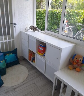 Vila, 2 quartos, varanda, vista para o jardim | Área infantil