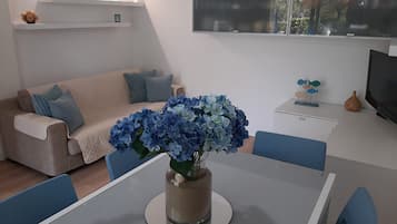 Villa, 2 Schlafzimmer, Terrasse, Gartenblick | Wohnzimmer