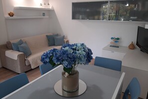 Vila, 2 quartos, varanda, vista para o jardim | Sala de estar