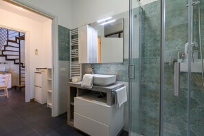 Shower, bidet, towels - A bright and welcoming 52 square meters apartment, perfect for three people, located on the second floor of a building with an elevator (NOT accessible to disabled guests).The property is located in the heart of Pesaro's historic center (in the restricte (Pesaro)