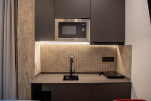 Fridge, microwave, stovetop, coffee/tea maker - 501 - A33 Signature : Studio : 1BA : 2G (Madrid)