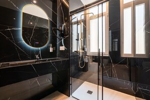Hair dryer, towels - 501 - A33 Signature : Studio : 1BA : 2G (Madrid)