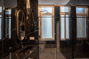 Hair dryer, towels - 501 - A33 Signature : Studio : 1BA : 2G (Madrid)