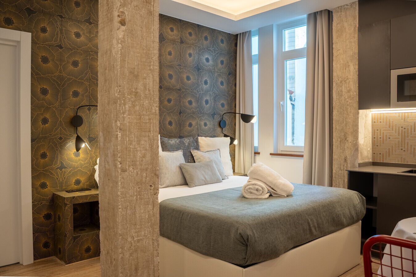 Iron/ironing board, WiFi, bed sheets