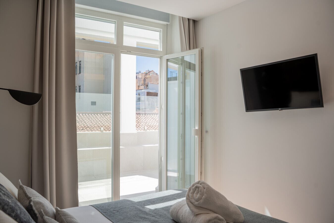 Iron/ironing board, travel crib, WiFi, bed sheets