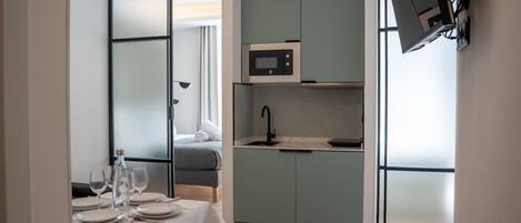 Réfrigérateur, micro-ondes, plaque de cuisson, cafetière/bouilloire