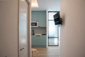 Réfrigérateur, micro-ondes, plaque de cuisson, cafetière/bouilloire