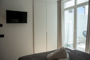2 habitaciones, tabla de planchar con plancha, cuna de viaje y wifi