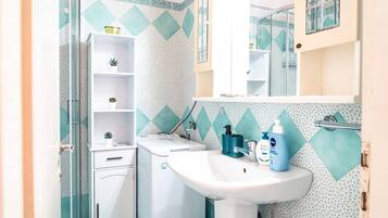Apartment, 1 Bedroom, Balcony, City View | Bathroom