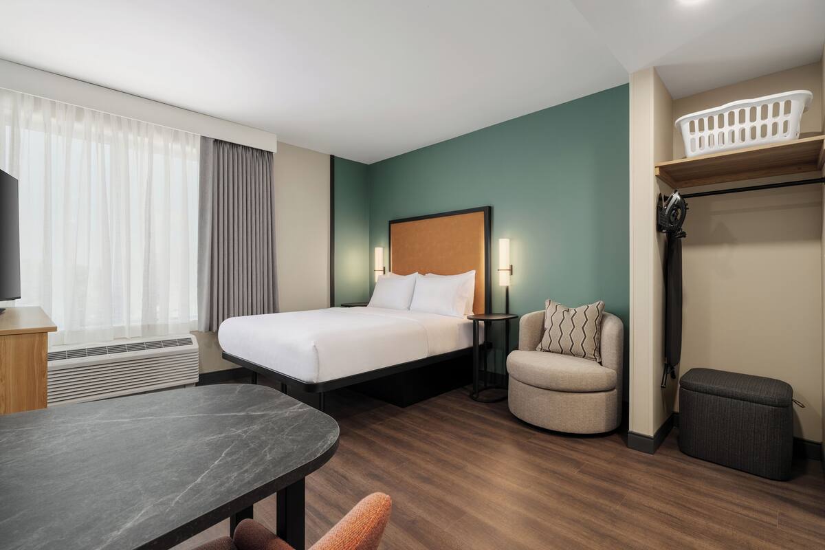 Studio suite, 1 queensize bed, toegankelijk voor mindervaliden (Hearing) | Een bureau, een laptopwerkplek, verduisterende gordijnen