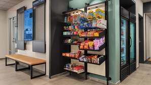 Una bancarella con snack confezionati e una panchina.