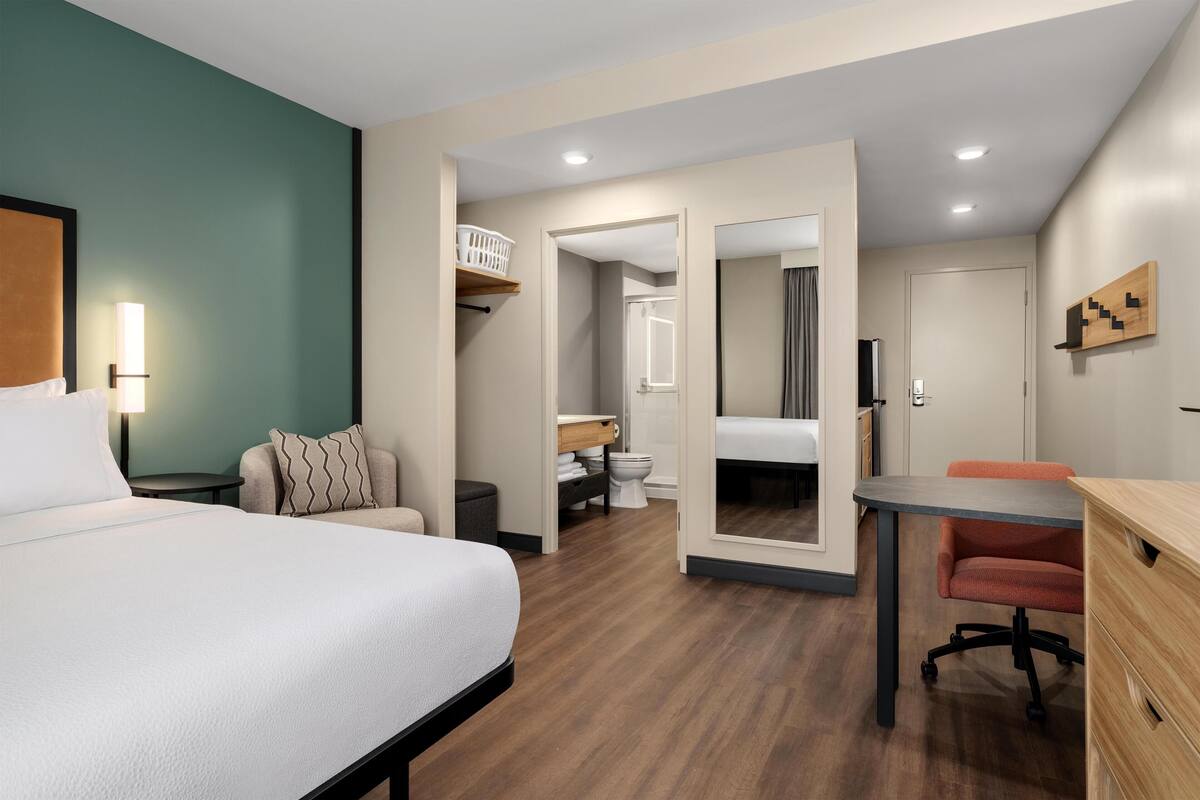 Studio suite, 1 queensize bed | Een bureau, een laptopwerkplek, verduisterende gordijnen