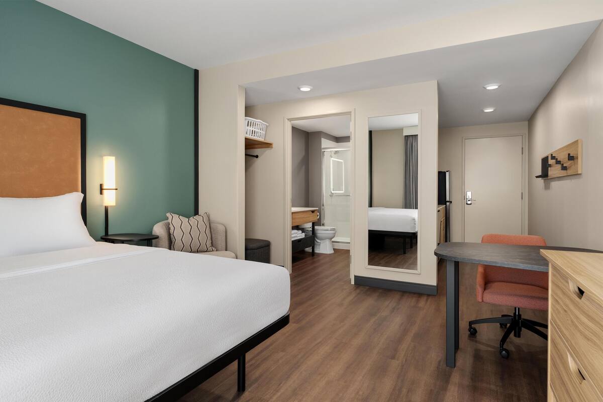 Studio suite, 1 kingsize bed | Een bureau, een laptopwerkplek, verduisterende gordijnen