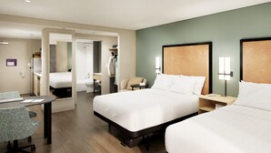 Studio Suite, 2 giường cỡ queen | Bàn, khu vực làm việc phù hợp cho laptop, màn/rèm cản sáng 