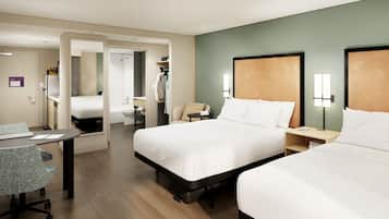 Studio Suite, 2 Tempat Tidur Queen | Tirai kedap cahaya, setrika/meja setrika, Wi-Fi gratis, dan seprai linen