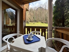 Outdoor dining - Tipa Lodge Apartment: Mountain View, Pool, Spa & Parking (Cauterets)