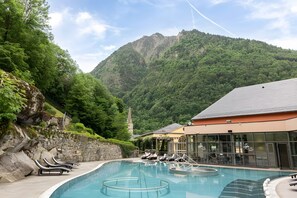 Pool - Tipa Lodge Apartment: Mountain View, Pool, Spa & Parking (Cauterets)