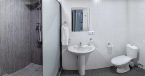 Dusche, kostenlose Toilettenartikel, Haartrockner, Hausschuhe