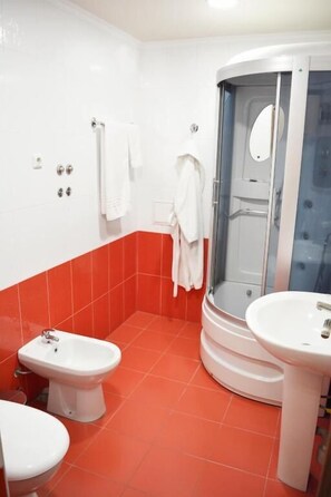 Familienapartment, Balkon, Stadtblick | Badezimmer | Dusche, kostenlose Toilettenartikel, Haartrockner, Hausschuhe