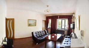 Deluxe Double Room, City View | Living area