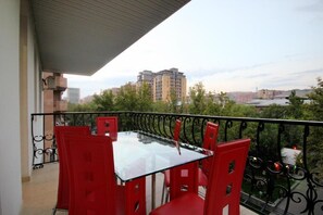 ファミリー ルーム バルコニー シティビュー | 屋外ダイニングエリア
