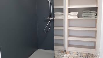 Douche, sĂšche-cheveux, serviettes fournies