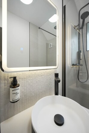 Shower, hair dryer - The Sixty | Boutique 1BDR with Secure Parking (Cardiff)