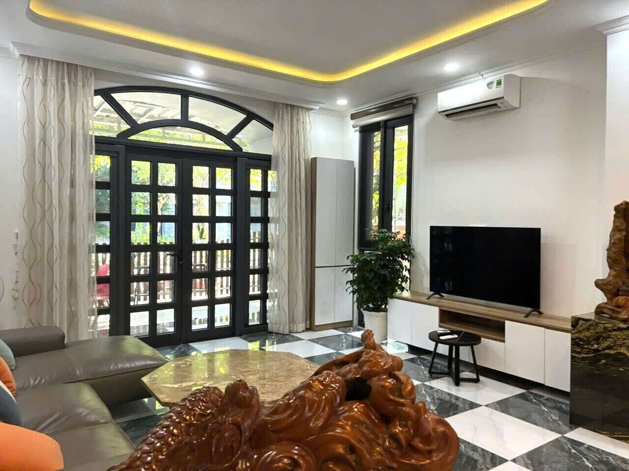Villa, vista città | Area soggiorno | TV a schermo piatto 43 pollici con canali via cavo