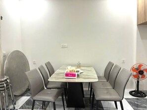 Vil·la, vistes al pati | Servei de restauració