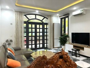 Villa, vista a la ciudad | Área de sala de estar | Televisión de pantalla plana de 43 pulgadas con canales por cable 