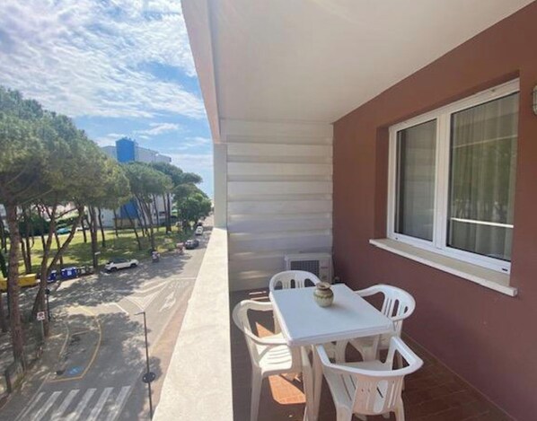 Outdoor dining - Charming flat with sea view (Lignano Sabbiadoro)