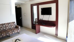 Una sala de estar moderna con un sofá, un televisor montado en la pared y una mesita.